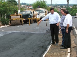 O prefeito 'vistoria' obra de recape