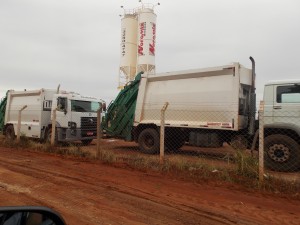 Caminhões da MultiAmbiental no pátio da Noromix, em Olímpia, onde a empresa tem sede